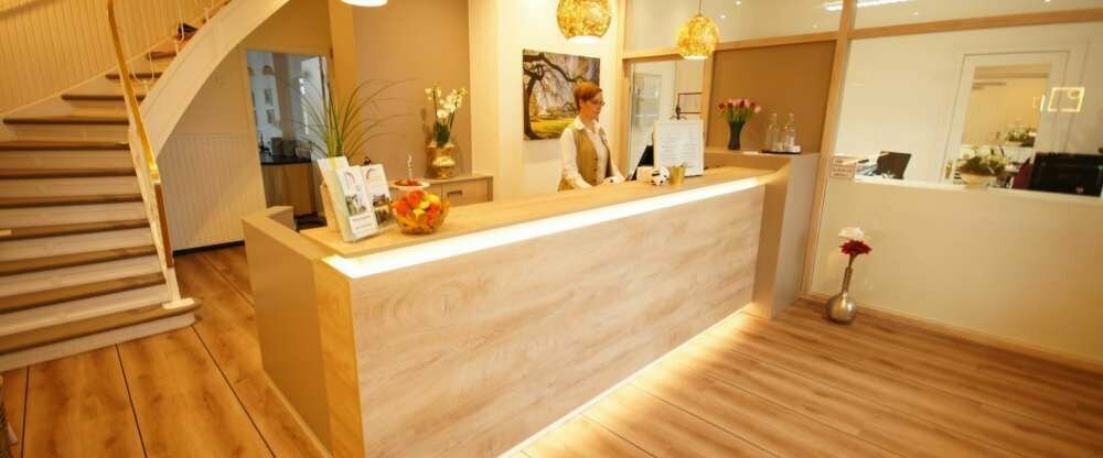 Eingangsbereich mit Rezeptionstresen