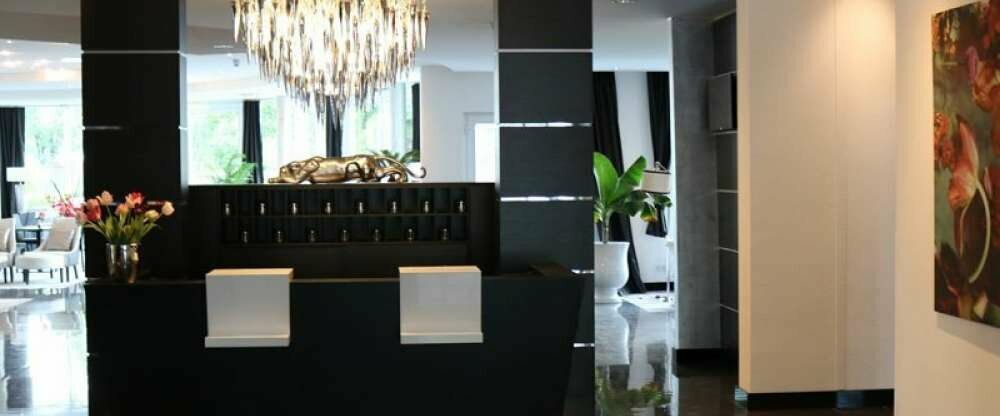 Beim Betreten begrüßt Sie das Hotel mit seiner offenen Atmosphäre und eleganten Charme in der Lobby. Hier finden Sie zentral gelegene die Rezeption, hier stehen wir Ihnen von der Anreise bis zur Abreise für Ihre Wünsche zur Verfügung.