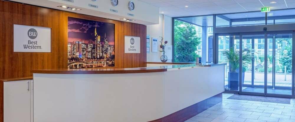 24-Stunden geöffnet. Wir stehen jederzeit zur Verfügung und sind Ihnen mit Fahrkarten etc. behilflich.