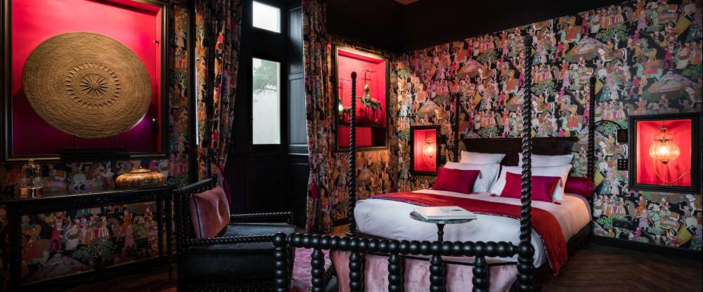 Tauchen Sie ein in den Reichtum Rajasthans, dem Land der Könige und Paläste. Entdecken Sie die Welt eines der schönsten Juwelen Indiens, wo leuchtende Farben und opulente Designs Sie in eine majestätische und romantische Welt entführen.