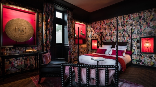 Tauchen Sie ein in den Reichtum Rajasthans, dem Land der Könige und Paläste. Entdecken Sie die Welt eines der schönsten Juwelen Indiens, wo leuchtende Farben und opulente Designs Sie in eine majestätische und romantische Welt entführen.