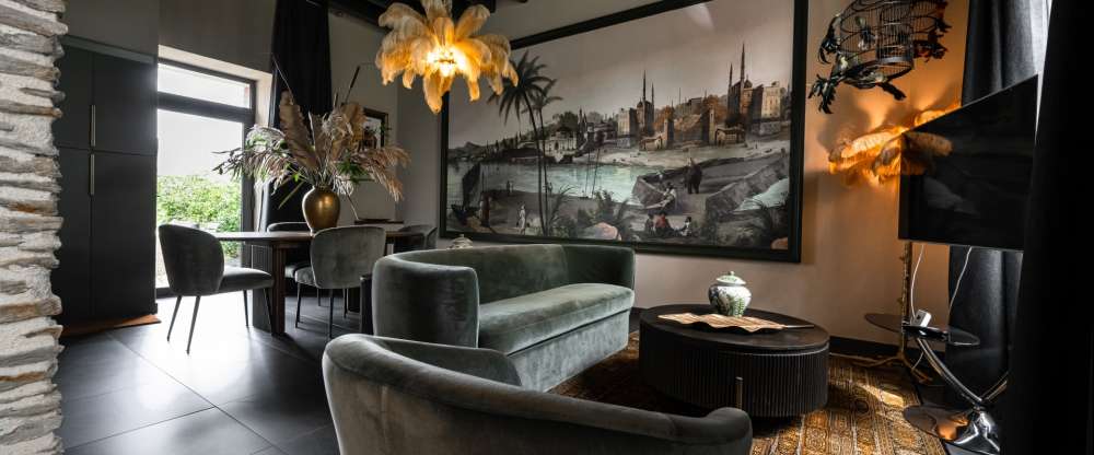 Tauchen Sie ein in die Spiritualität und Ruhe des heiligen Flusses von Benares, wo jedes Detail der Dekoration Frieden und Kontemplation ausstrahlt. Ein spirituelles Erlebnis im Herzen Indiens.