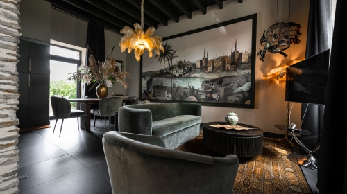 Tauchen Sie ein in die Spiritualität und Ruhe des heiligen Flusses von Benares, wo jedes Detail der Dekoration Frieden und Kontemplation ausstrahlt. Ein spirituelles Erlebnis im Herzen Indiens.