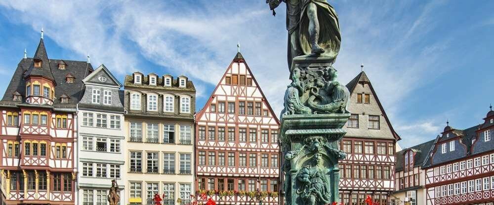 bekannter Straßenzug mit neu errichtetem Römer-Viertel