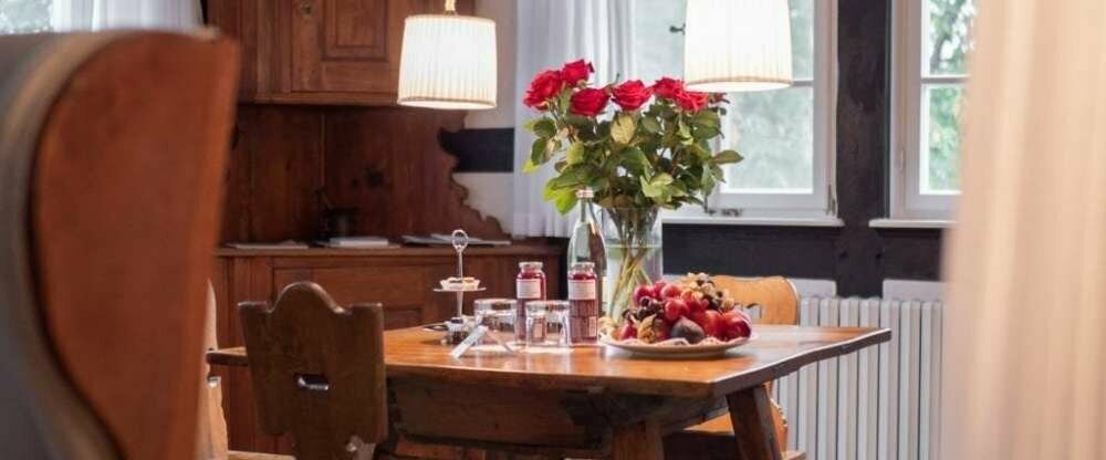 Separater Schlaf-/ und Wohnbereich, traumhaften Blick auf die Fränkische Saale, sehr großes Bett (200x200), voll klimatisiert, Nespresso Maschine, sehr komfortables Badezimmer, jeweils zwei Flat-TV´s, Föhn, Bademantel, Minibar, Safe, freies WLAN, Wellenes