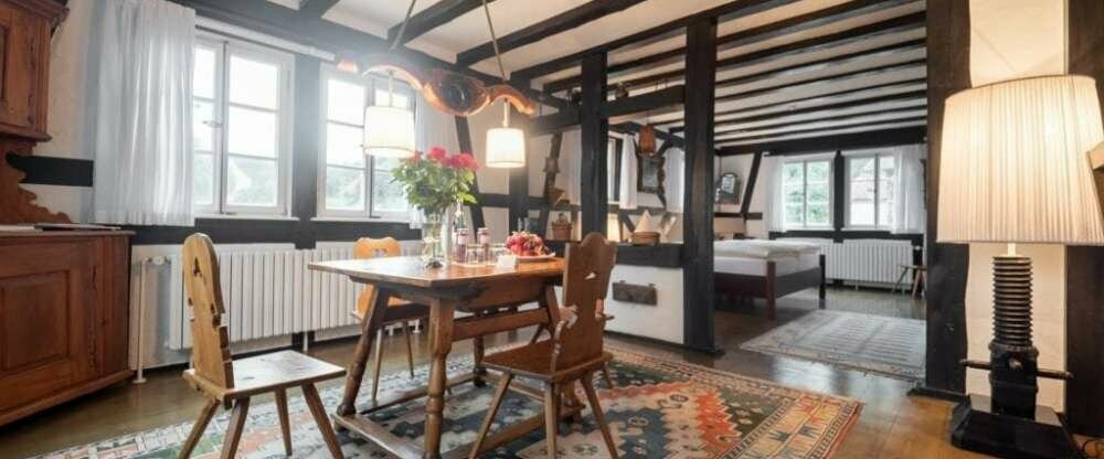 Separater Schlaf-/ und Wohnbereich, traumhaften Blick auf die Fränkische Saale, sehr großes Bett (200x200), voll klimatisiert, Nespresso Maschine, sehr komfortables Badezimmer, jeweils zwei Flat-TV´s, Föhn, Bademantel, Minibar, Safe, freies WLAN, Wellenes