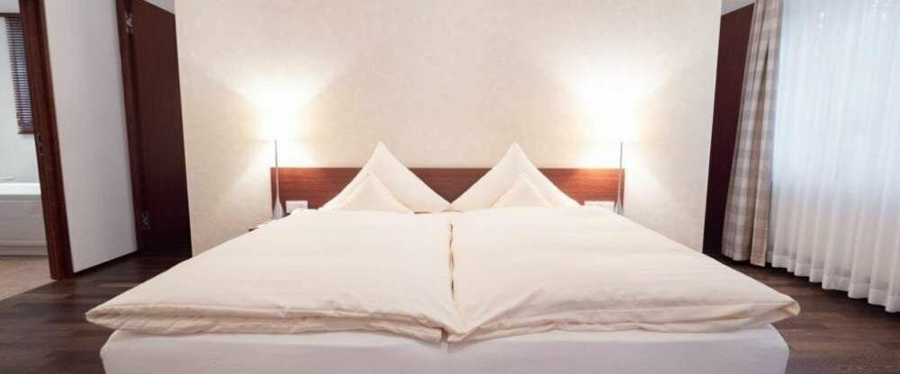 90qm, offener Kamin, Tageslichtbad mit Dusche und Wanne, komfortabele Betten (200x200), separate Toilette, klimatisiert, im Wellnessbereich, Blick in die Natur, Flat-TV, Fön, Bademantel, Minibar, Nespresso Kaffeemaschine, Safe, freies Wlan, Wellnesstasche