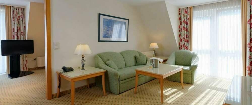 Unsere romantische Rosen Suite bietet mit ca. 65 m² ausgiebig Platz für 2 bis 5 Personen. Die Suite überzeugt dabei durch ein gemütliches Schlafzimmer mit komfortablem Doppelbett, einem großen Wohnzimmer inklusive Essecke und einer ausziehbaren Schlafcouc