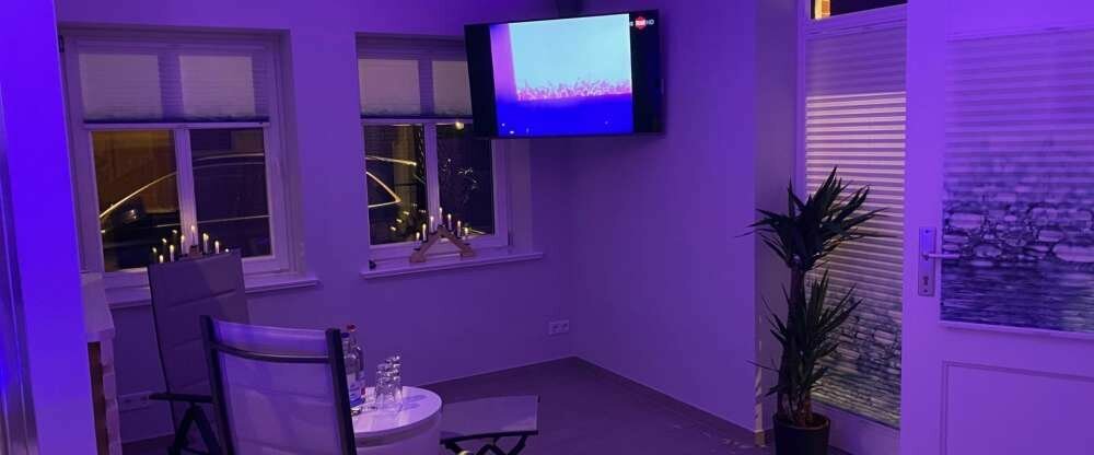 Sitzecke mit Fernseher und Sonosboxen