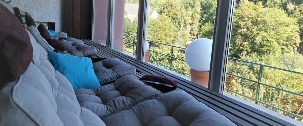 Ruheliegen im Schwimmbadbereich