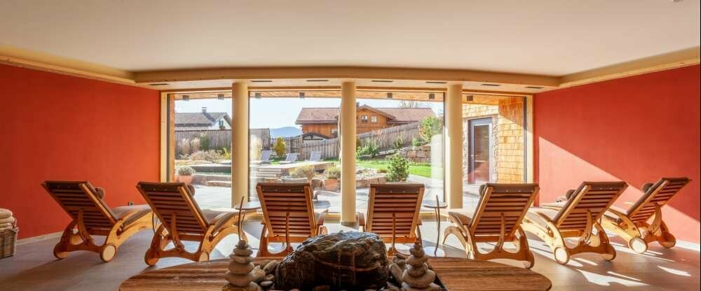 angenehm ruhige Atmosphäre: Zirbenholz-Liegen laden zum Ruhen und Entspannen ein