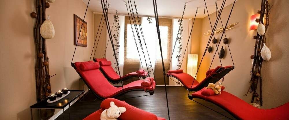 Ruheraum mit Schwebeliegen