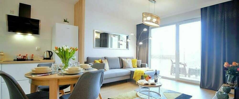 Die Wohnung selbst befindet sich im 1. Stock des Gebäudes und ist mit hochwertigen Materialien ausgestattet. Es ist mit allen notwendigen Elektronik- und Haushaltsgeräten ausgestattet – inklusive einer voll ausgestatteten Küche, Bad und natürlich einem Wo