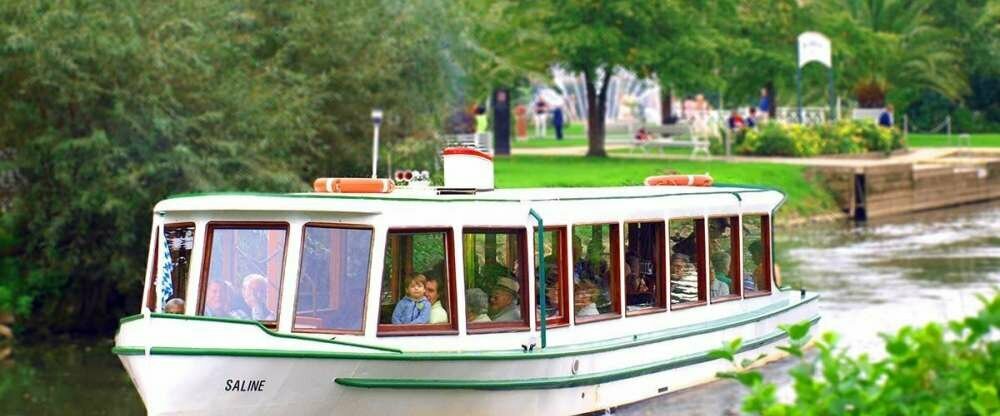 Die Anlegestelle liegt direkt vor der Villa Thea im Rosengarten