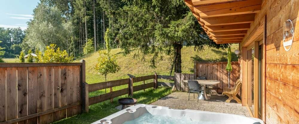 Das Ruperti-Chalet im Erdgeschoss in einzigartiger 1A-Lage hat eine Wohnfläche von 65m² auf einer Etage (im Erdgeschoss), mit Wohnraum mit gemütlichem Naturleder-Sofa, kleiner Küche, Zirbenholz-Schlafzimmer, großes Badezimmer mit Sauna, eigenem mit 36° be
