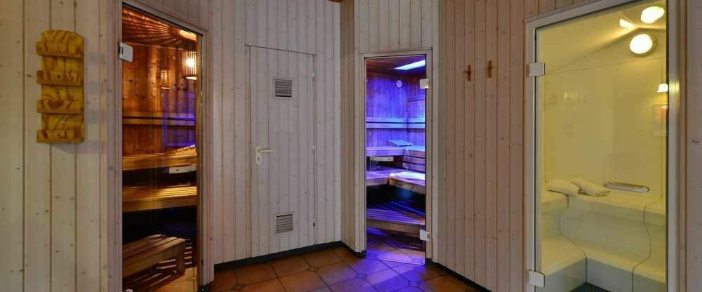 Unsere renovierte Trockensauna, das Dampfbad sowie unser Sanarium ist für unsere Hotelgäste kostenfrei nutzbar. 