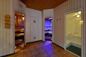 Unsere renovierte Trockensauna, das Dampfbad sowie unser Sanarium ist für unsere Hotelgäste kostenfrei nutzbar. 