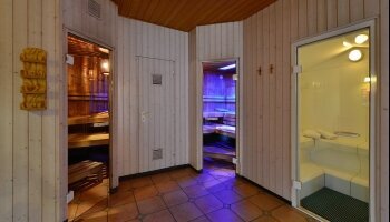 Unsere renovierte Trockensauna, das Dampfbad sowie unser Sanarium ist für unsere Hotelgäste kostenfrei nutzbar. 