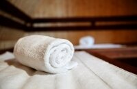 Saunahandtücher und Badepantoffeln liegen für Sie bereit