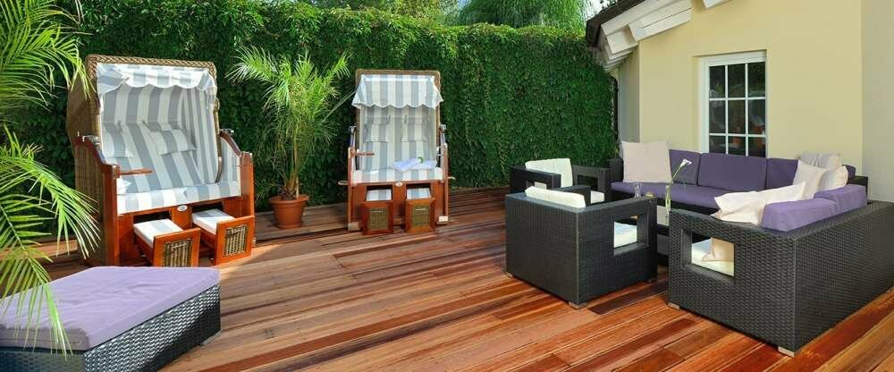 Genießen Sie Ihre Abkühlung auf unserer Saunaterrasse. 