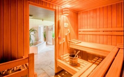 Zur Entspannung stehen Ihnen im Haus eine Finnische Sauna und eine Vitalsauna zur Verfügung. In den angrenzenden Ruheräumen mit Freibereich können Sie einfach mal abschalten vom Alltag.