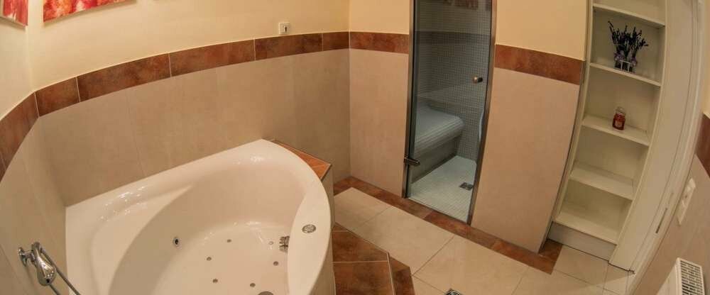 Dampfbad und Whirlwanne im Sauna-Wellness-Bereich