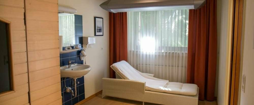 Infrarotkabine und Solarium unter dem Sonnenhimmel im Sauna-Wellness-bereich