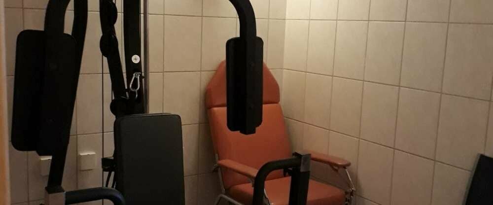 Fitnessgeräte-Station im Sauna-Wellnessbereich