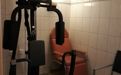 Fitnessgeräte-Station im Sauna-Wellnessbereich