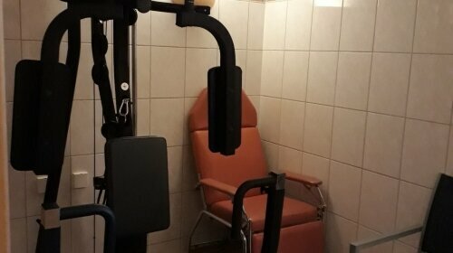 Fitnessgeräte-Station im Sauna-Wellnessbereich