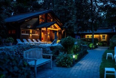 Saunapark bei Nacht, Quelle: Waldhotel Tannenhäuschen 