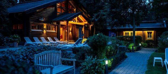 Saunapark bei Nacht, Quelle: Waldhotel Tannenhäuschen 