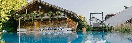 Saunastadl mit Außenpool, Quelle: Hotel Drei Quellen Therme