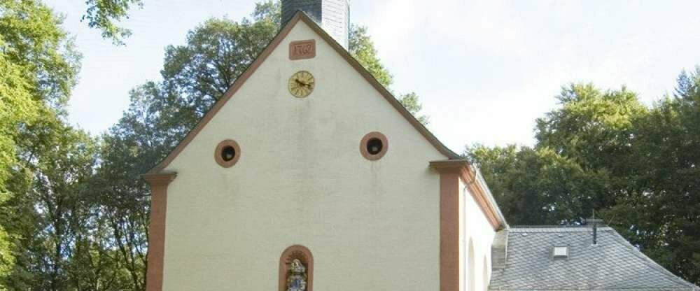 Die Schankweiler Klause ist eine Wallfahrtskapelle in der Gemeinde Schankweiler.