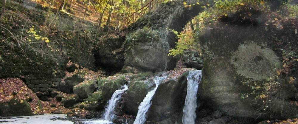 Der Schiessentümpel ist ein wunderschöner Wasserfall an der Schwarzen Ernz, mitten im Mullerthal. 