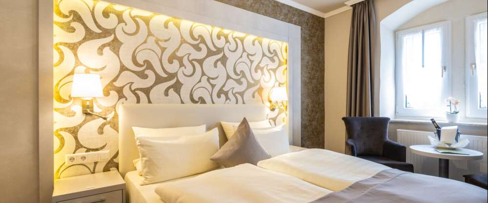 klein, gemütlich und fein - Kuschelkissen, Telefon, W-LAN, Kabel-TV, Safe, Minibar, Dusche, WC, Fön, Kosmetikspiegel, Wohlfühlen im Wellnessbereich „Belle Etage“