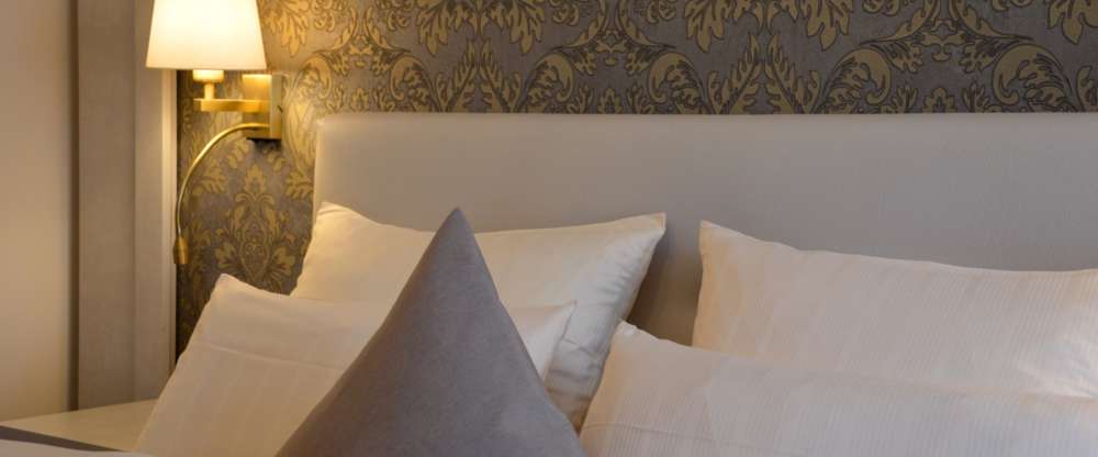 klein, gemütlich und fein - Kuschelkissen, Telefon, W-LAN, Kabel-TV, Safe, Minibar, Dusche, WC, Fön, Kosmetikspiegel, Wohlfühlen im Wellnessbereich „Belle Etage“