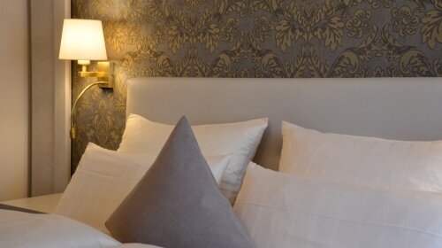 klein, gemütlich und fein -
Kuschelkissen, Telefon, W-LAN, Kabel-TV, Safe, Minibar,
Dusche, WC, Fön, Kosmetikspiegel,
Wohlfühlen im Wellnessbereich „Belle Etage“