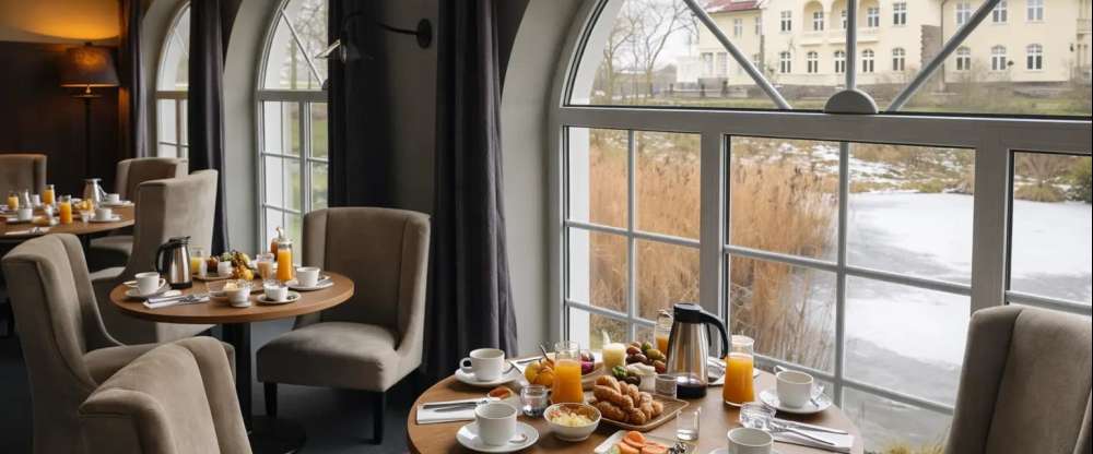 Frühstück mit Blick auf den See