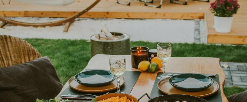 gedeckter Tisch im privaten Wellness-Garten