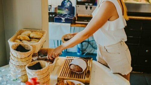 Starten Sie in den Tag mit dem reichhaltigen Frühstücksbüffet inklusive Lachs und Sekt.Geniessen Sie das