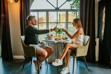 Entspanntes Frühstück zu zweit mit Blick auf den Schlossteich, Quelle: Schloss Krugsdorf Golf & Hotel