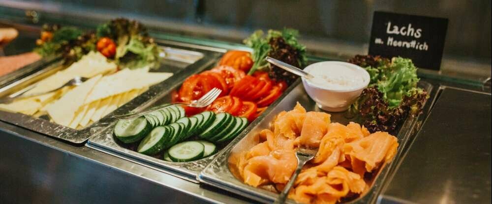 Frühstück mit Lachs und Sekt