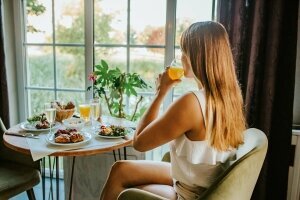 Entspanntes Frühstück mit Biick auf den Schlossteich