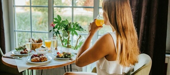 Entspanntes Frühstück mit Block auf den Schlossteich, Quelle: Schloss Krugsdorf Golf & Hotel