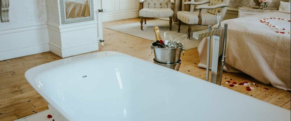 Hochzeitssuite mit freistehender Badewanne und Partnerdusche