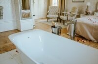Hochzeitssuite mit freistehender Badewanne und Partnerdusche