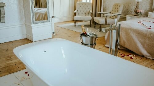 Hochzeitssuite mit freistehender Badewanne und Partnerdusche