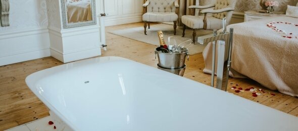 Hochzeitssuite mir freistehender Badewanne, Quelle: Schloss Krugsdorf Golf & Hotel