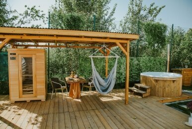 Hot Tub und Sauna im Wellness-Garten, Quelle: Schloss Krugsdorf Golf & Hotel